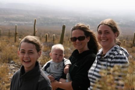 Ithana, Sivian, Britta und Talaja vor Kakteen-Feld